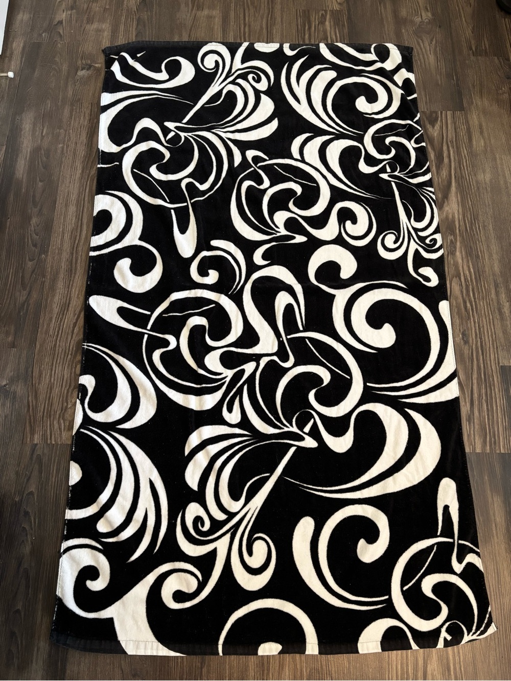 Candie’s Y2K Vintage 2000s Black/White Beach Towel 60”x35”